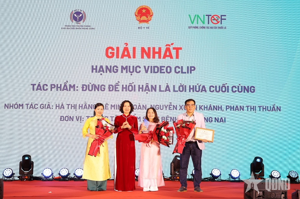 Trao giải các tác phẩm đoạt giải truyền thông môi trường không khói thuốc lá 